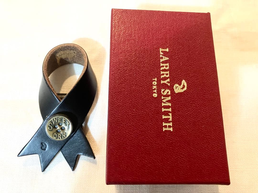 LARRY SMITH × button works リボンキーホルダー