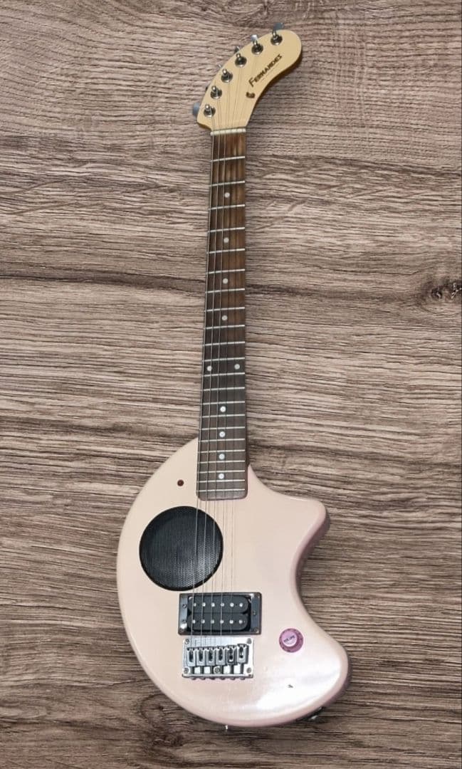 フェルナンデスZO-3ピンク エレキギター 内蔵スピーカー