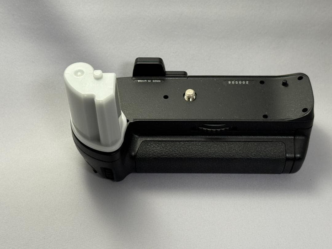 Nikon F6（バッテリーパック MB-40付き）