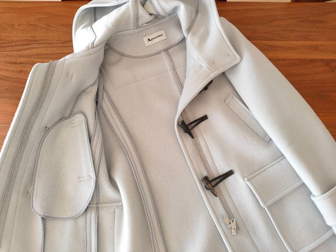 アクアスキュータム　ダッフルコート　水色