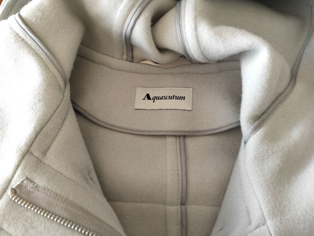 アクアスキュータム　ダッフルコート　水色