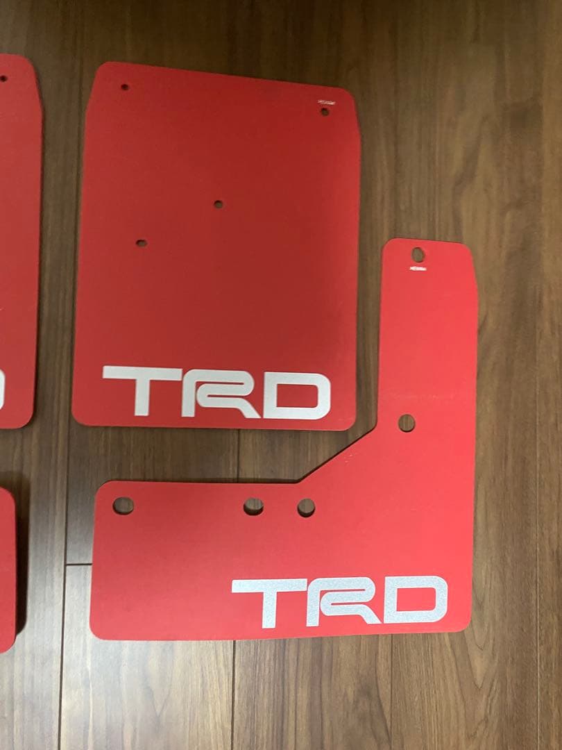 TRD レッド マッドフラップ 4枚セット　 200系ハイエース