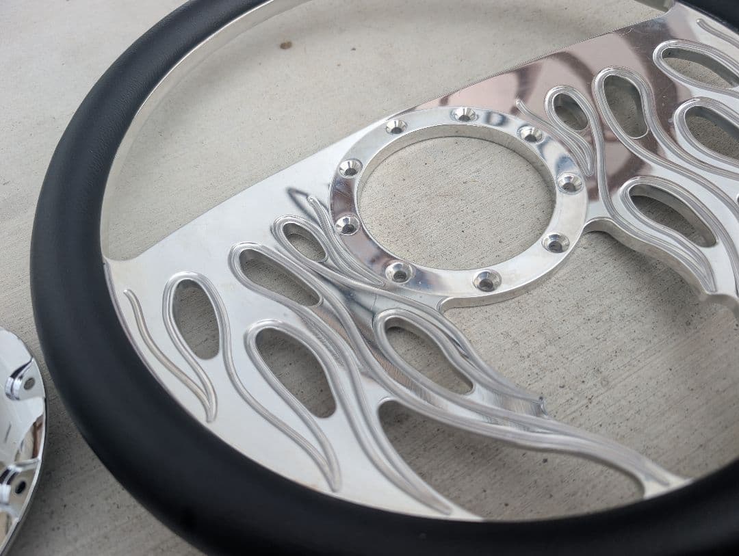 ビレットスペシャリティーズフレイムデザイン ステアリングホイール 。社外ホーン付