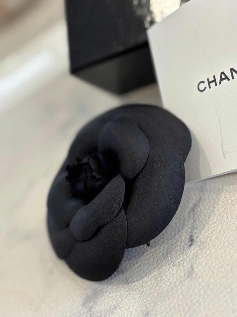 シャネル 新品同様 カメリア ブローチ 黒 シルク素材