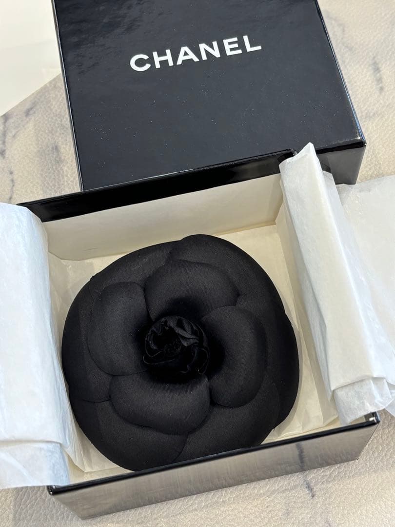 シャネル 新品同様 カメリア ブローチ 黒 シルク素材