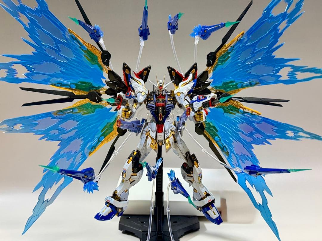 ガンプラ完成品　MGEXストライクフリーダムガンダム＆光の翼セット