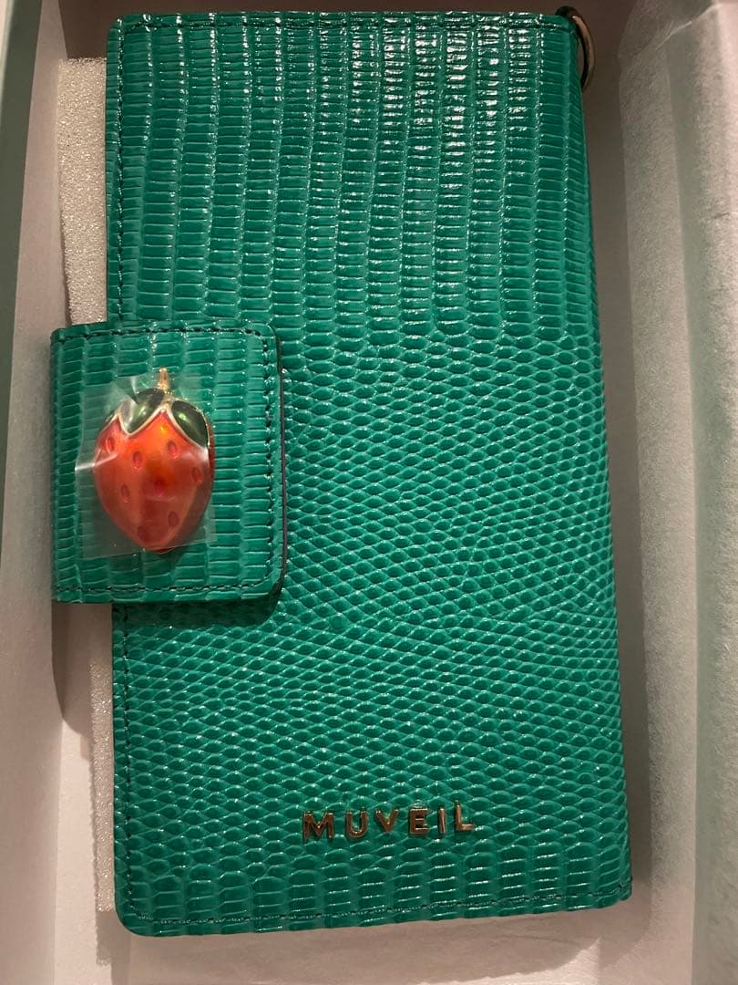 MUVEILミュベールスマホケース手帳タイプ　グリーンxイチゴ