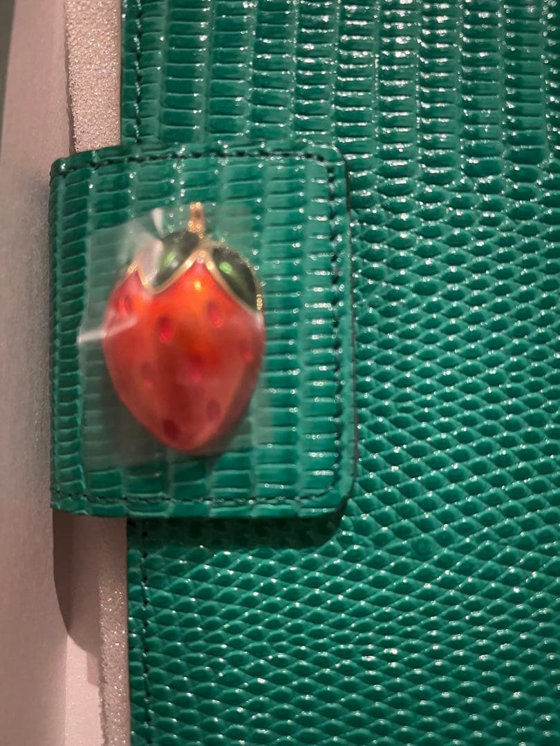 MUVEILミュベールスマホケース手帳タイプ　グリーンxイチゴ