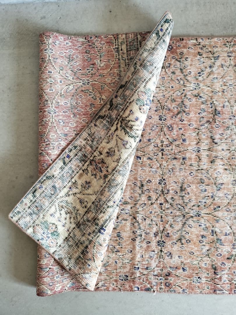 シャビーな朱赤のサークルフラワーラグ　ヴィンテージトルコラグ　No.727