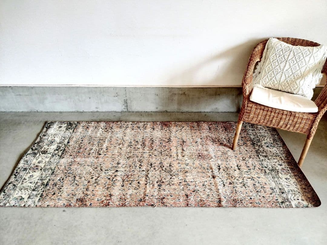 シャビーな朱赤のサークルフラワーラグ　ヴィンテージトルコラグ　No.727