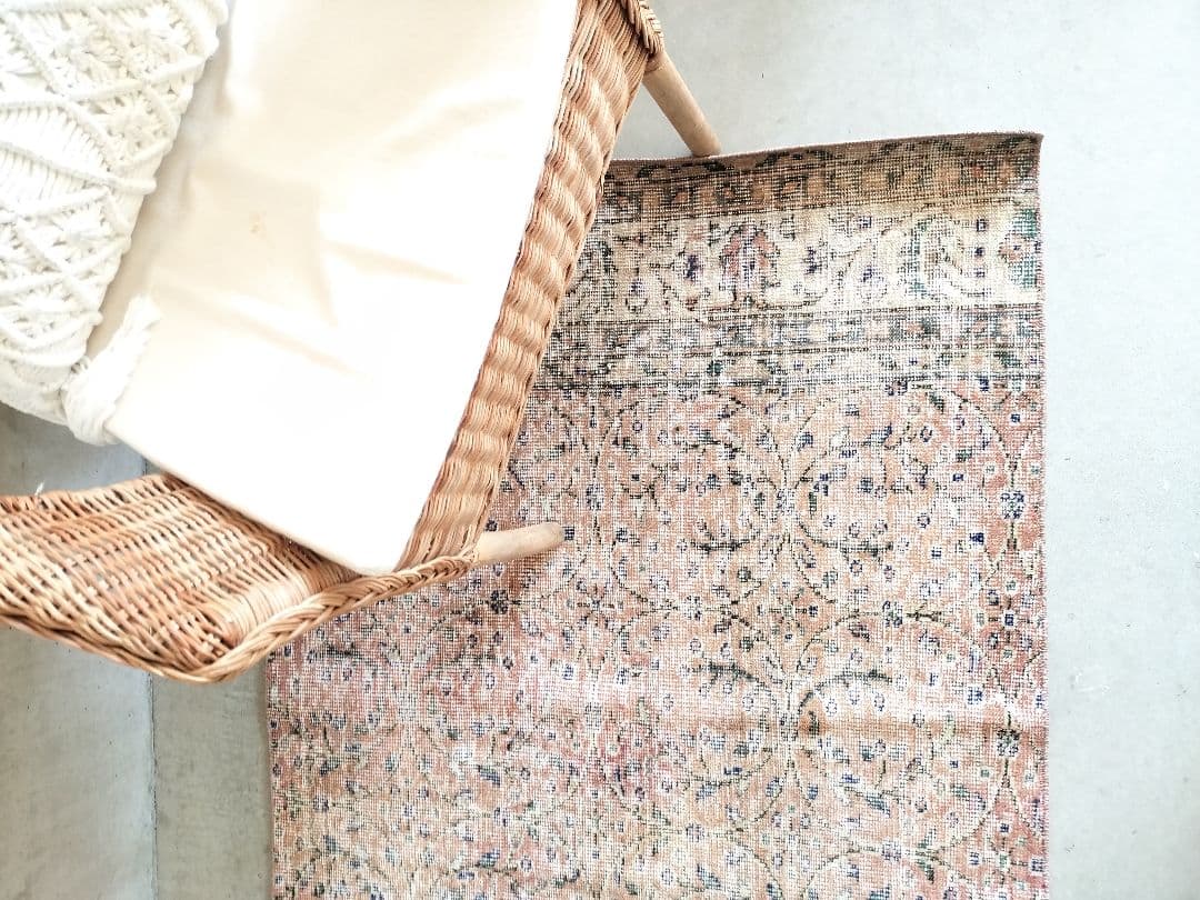 シャビーな朱赤のサークルフラワーラグ　ヴィンテージトルコラグ　No.727