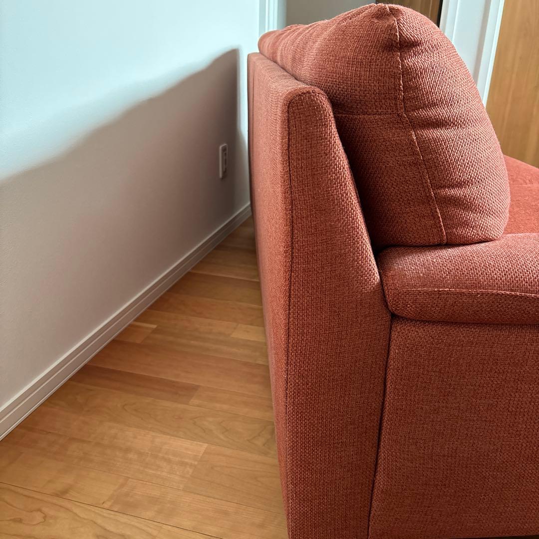 オレンジの3人掛けソファ