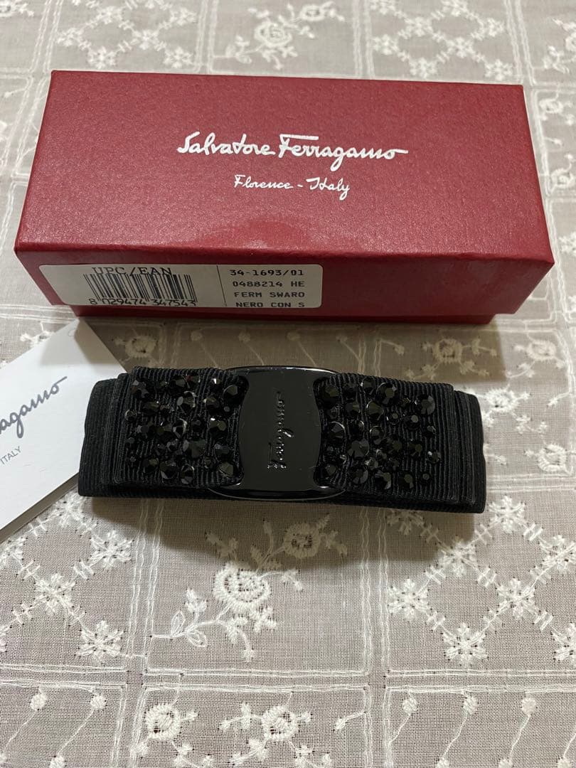 フェラガモ⭐︎バレッタ⭐︎スワロフスキー⭐︎黒⭐︎ヴァラ