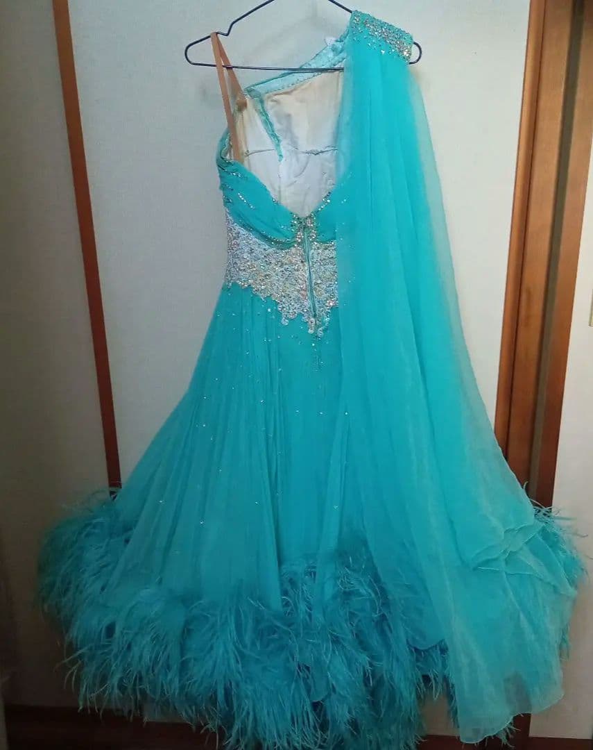 【再値下げ】社交ダンス スタンダードドレス 片方肩デザイン水色　羽　付属袖付き