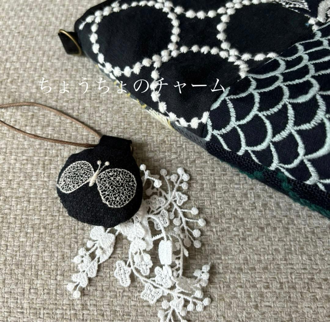 チャーム付　底が丸いトートバッグ　ミナペルホネン　mina perhonen