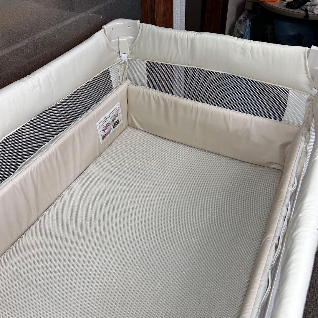 【良品】アップリカ ココネルエアー ベビーベッド　ミルクWH　ホワイト