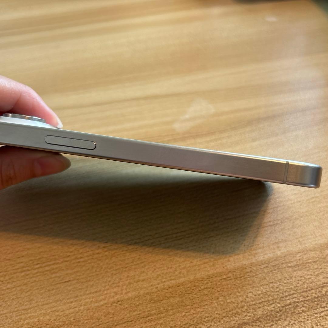 ✨あいちゃん✨ Apple iPhone 15 Pro ホワイトチタニウム