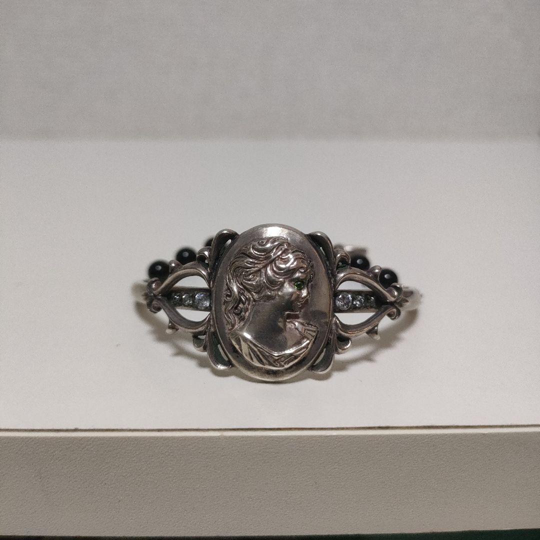 SAINTS 女神 シルバー ブレスレット ハーフバングル　エメラルド