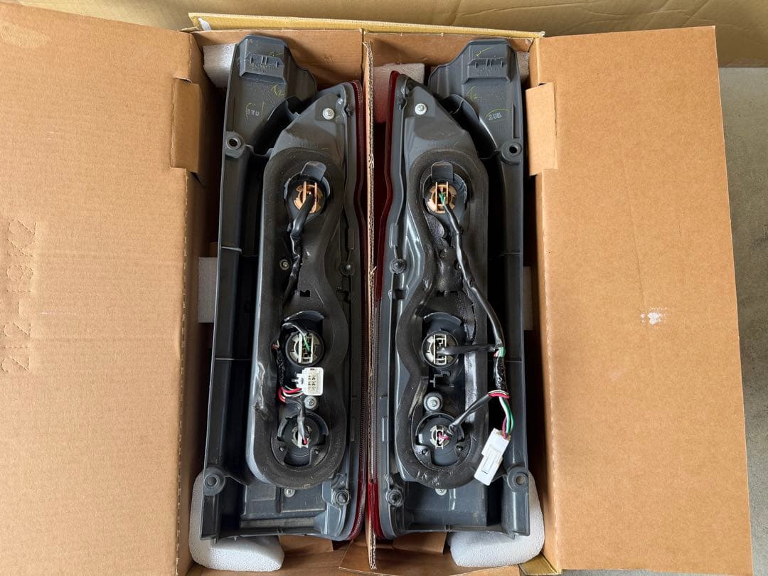 ハイエース純正テールランプ 左右セット７型