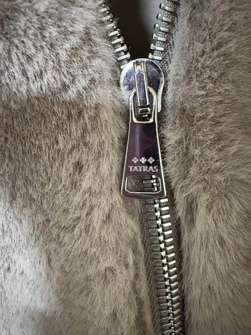 【美品】 TATRAS フードブルゾン