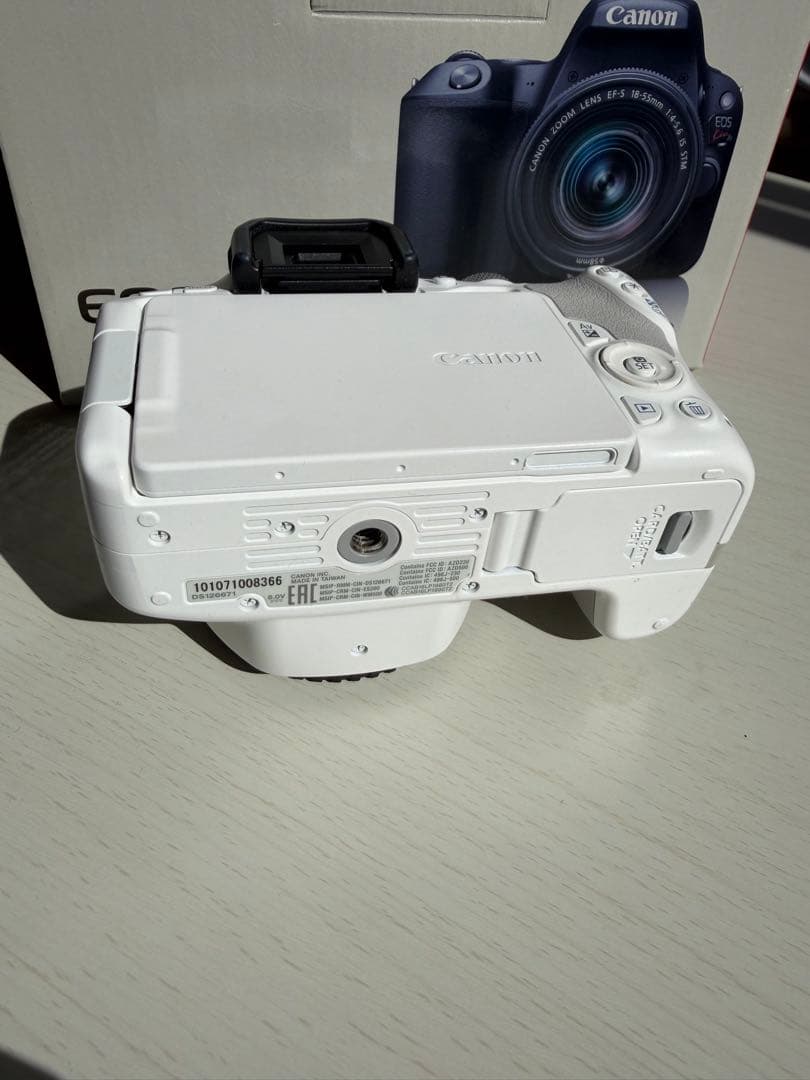 Canon EOS Kiss X9 ホワイト 本体とレンズ付き