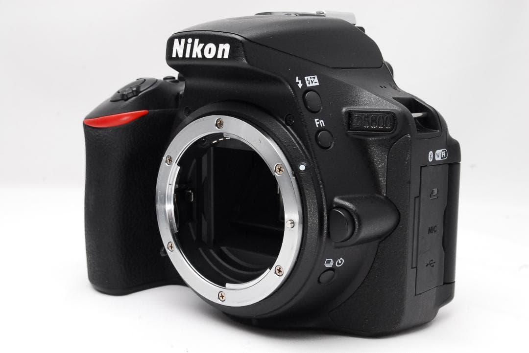 Wレンズキット Nikon D5600 美品 一眼レフ バック付 初心者おすすめ