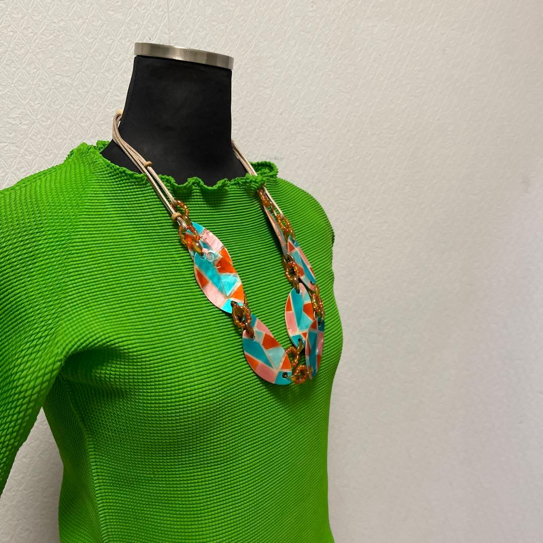 プリーツプリーズトップス　グリーンカラー