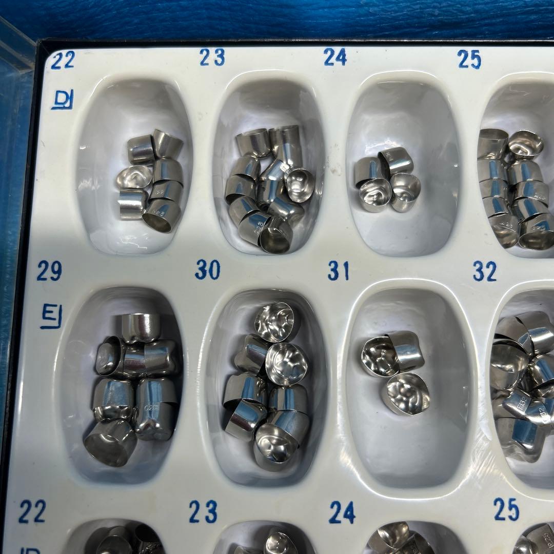 歯科技工　サンキン　乳歯冠　上下　です。