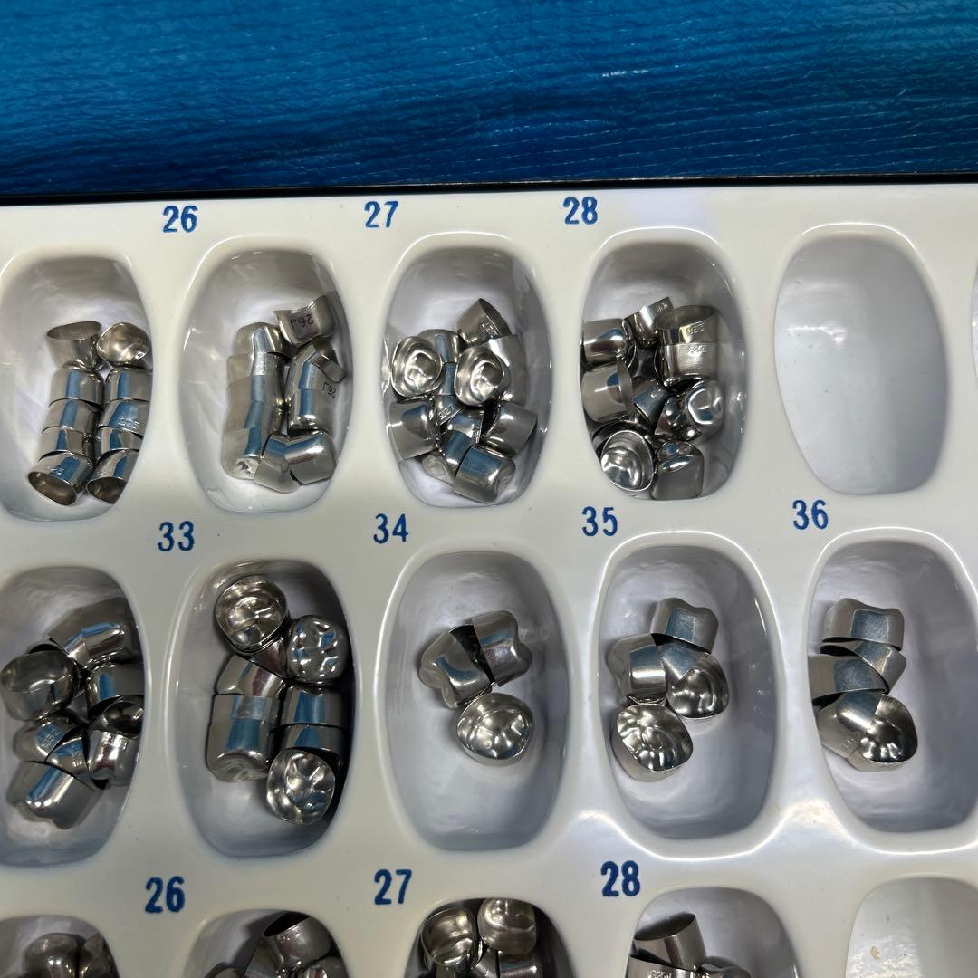 歯科技工　サンキン　乳歯冠　上下　です。