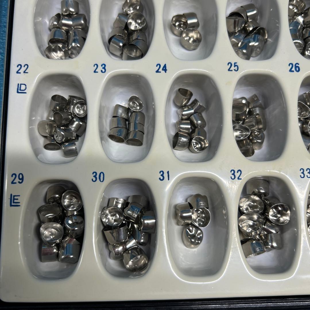 歯科技工　サンキン　乳歯冠　上下　です。