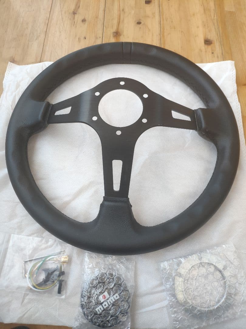 新品未使用・MOMO スタイルブラック革ステアリング Not Authentic