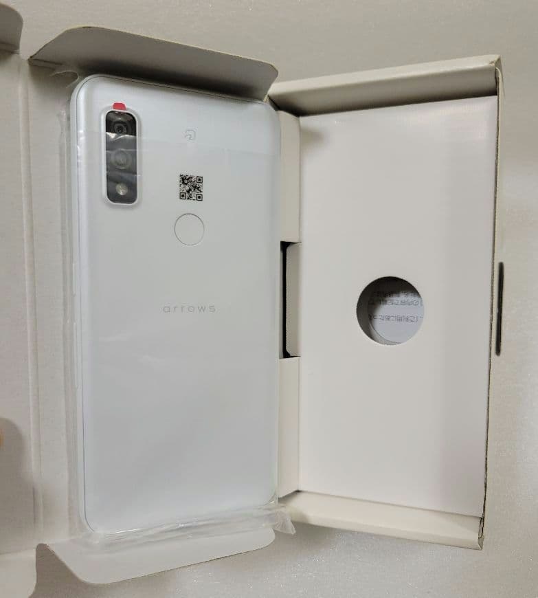 【新品】　arrows We FCG01 ホワイト　富士通　本体　外箱　説明書付