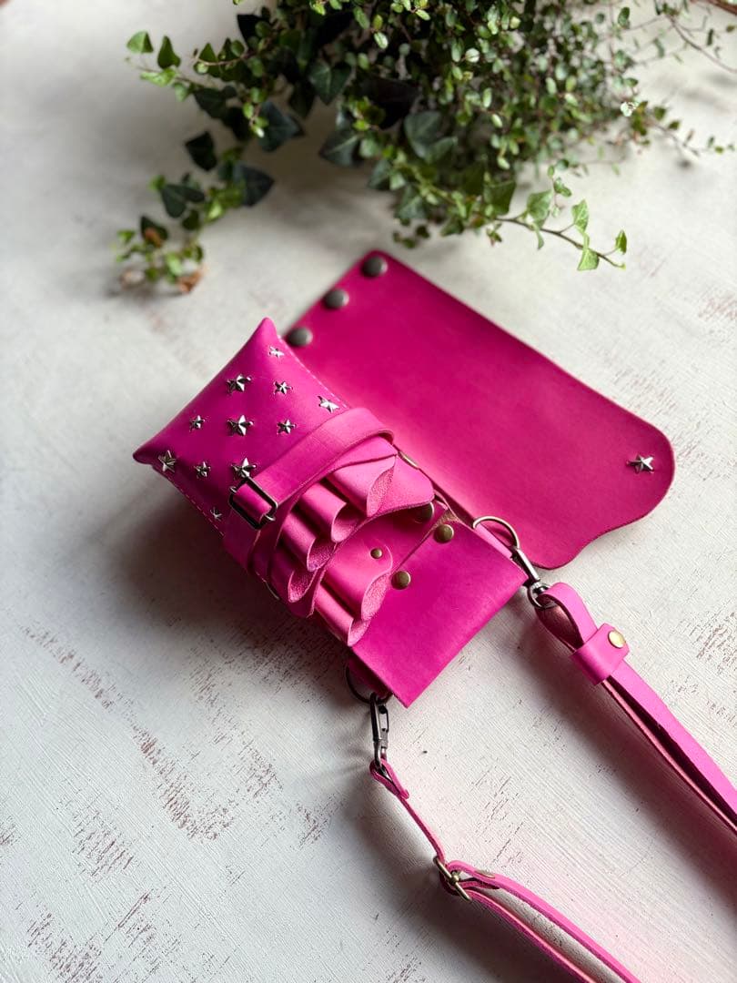 手染めマゼンダピンクの蓋付きコンパクトシザーケース
