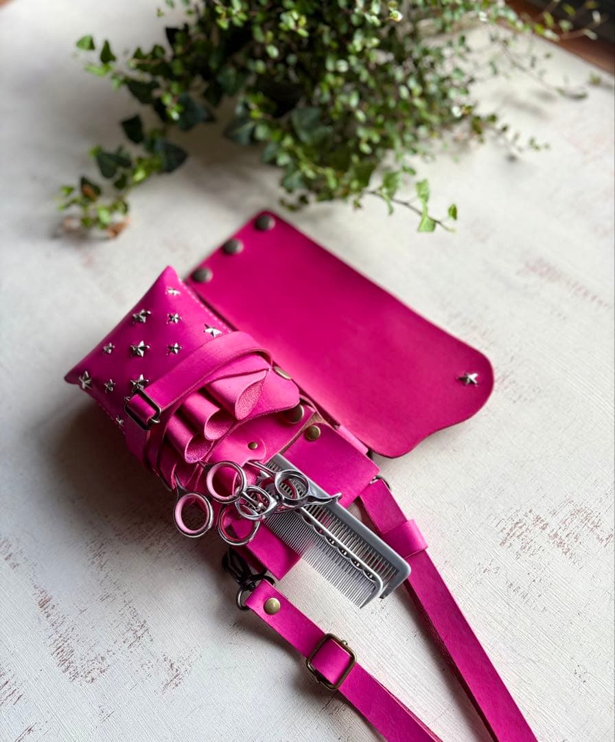 手染めマゼンダピンクの蓋付きコンパクトシザーケース