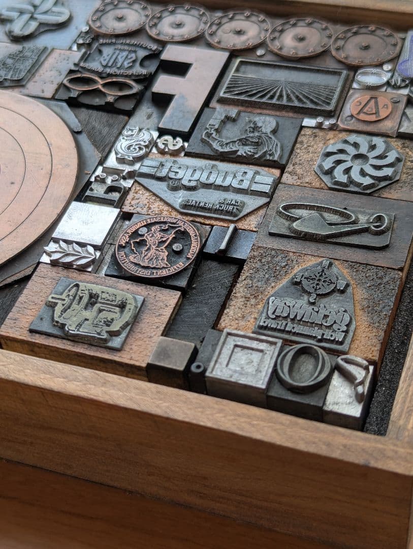 活版印刷　木製土台の活字など　A