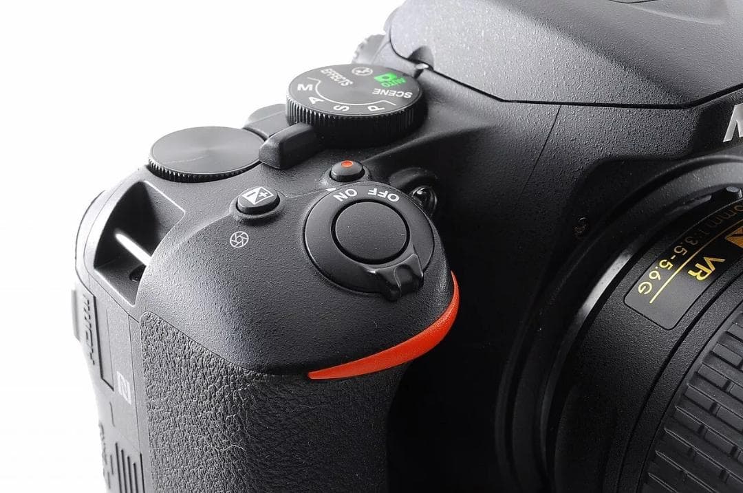 【完動美品】スマホとつながる最新一眼レフ Nikon D5600 レンズキット