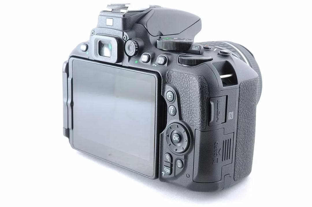 【完動美品】スマホとつながる最新一眼レフ Nikon D5600 レンズキット