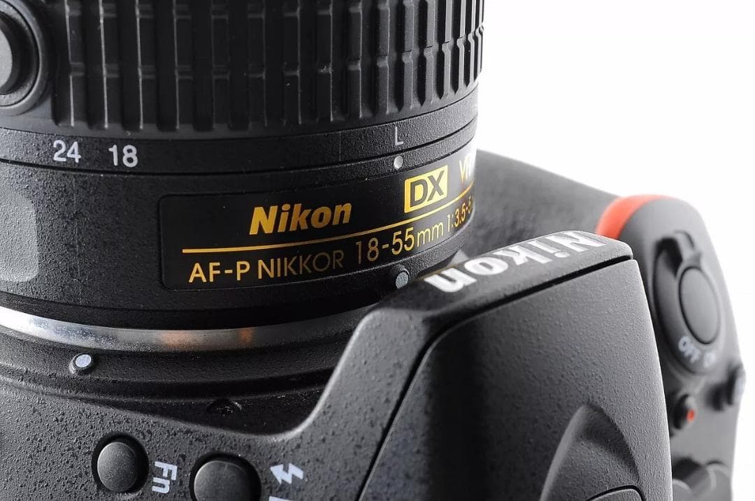 【完動美品】スマホとつながる最新一眼レフ Nikon D5600 レンズキット