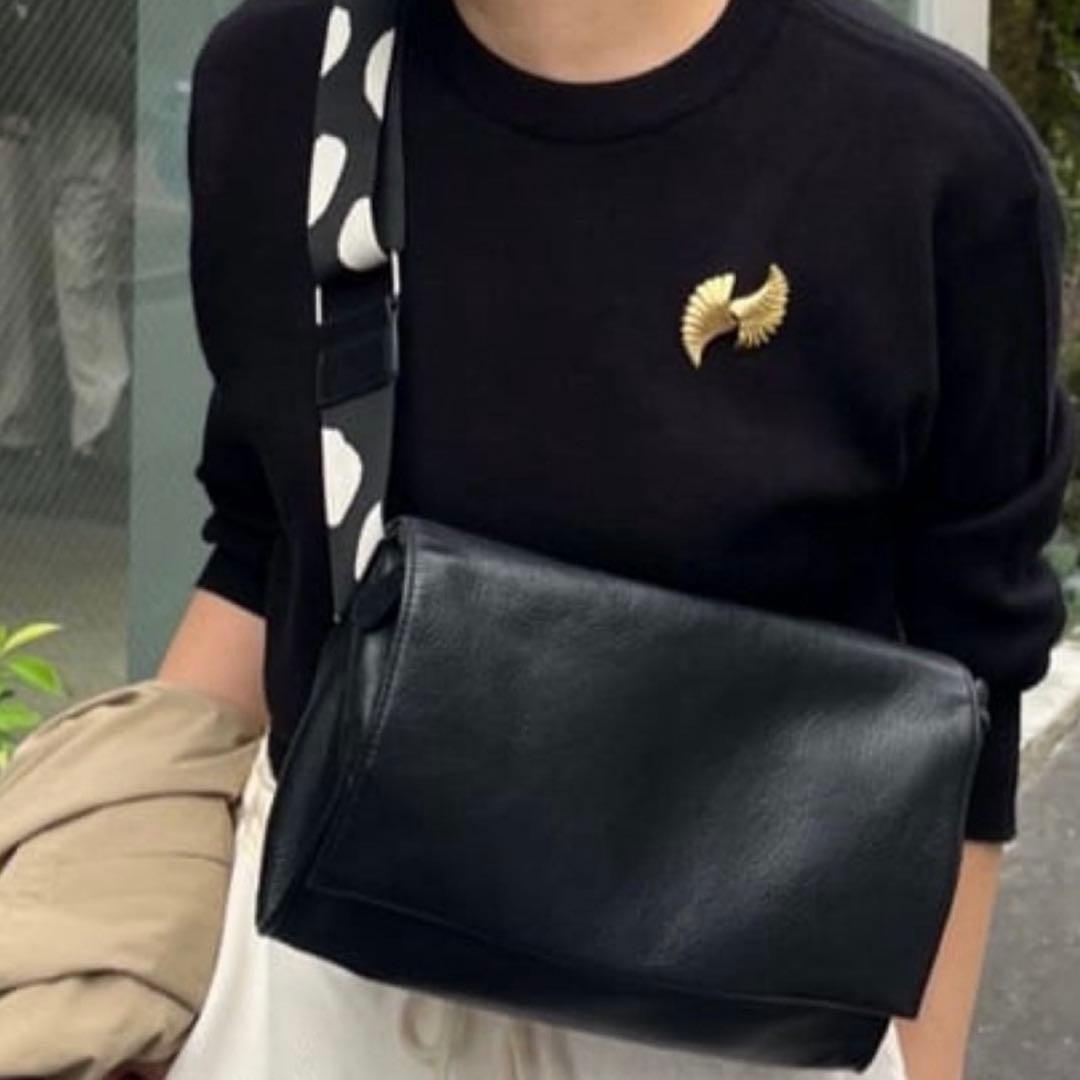 ドット柄ストラップ 黒 ボディバッグ