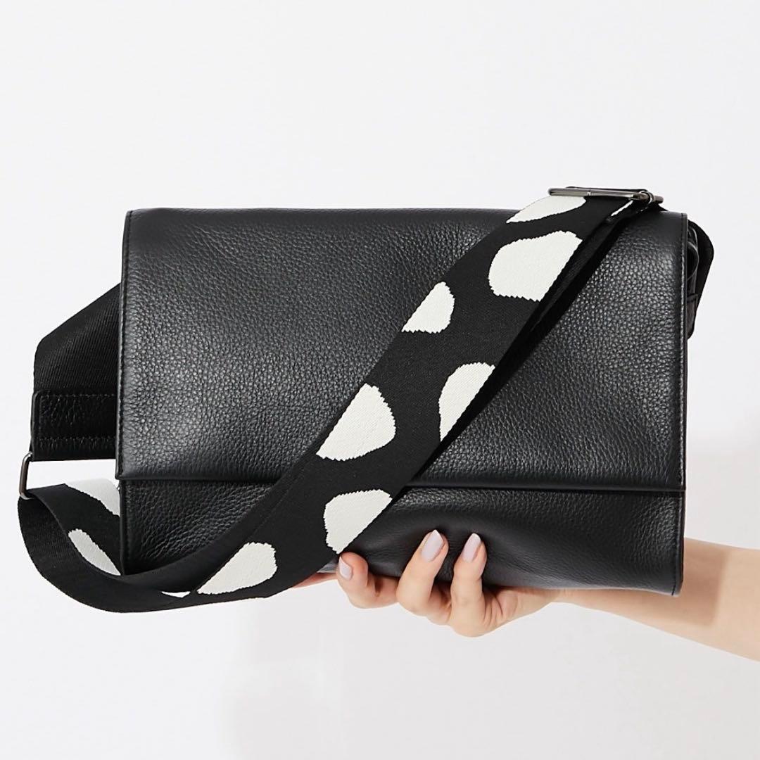 ドット柄ストラップ 黒 ボディバッグ