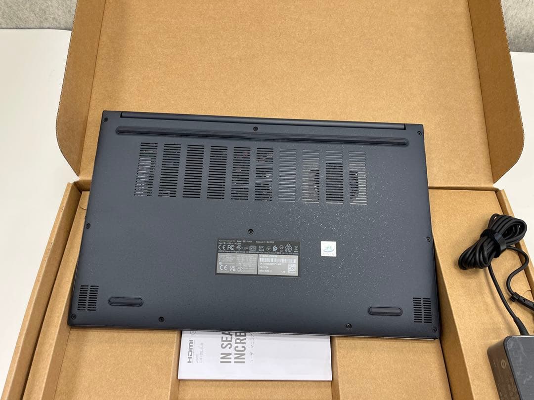 ASUS Vivobook 15.6インチi7, 16GB 1TB SSD