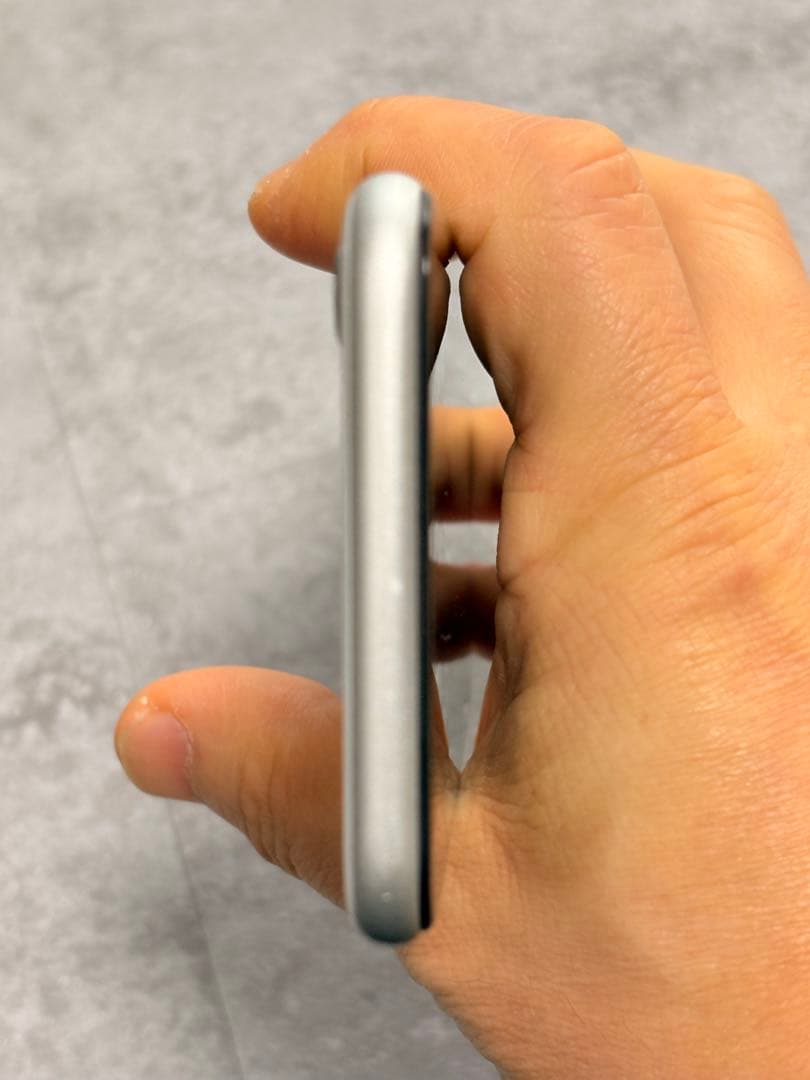 iPhone SE (第二世代) バッテリー100% 画面交換済