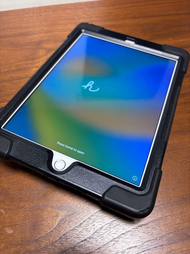 Apple iPad (第5世代) ゴールド 32GB ケース付き