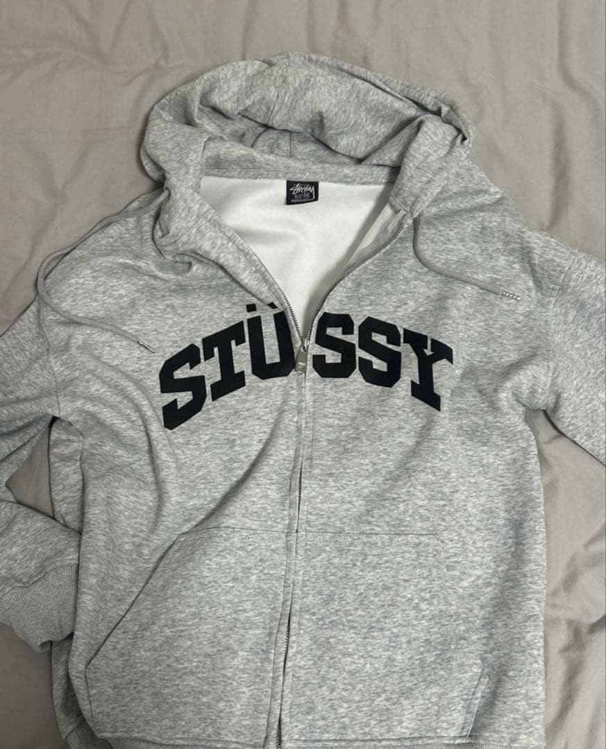 STÜSSY グレー ジップアップパーカー