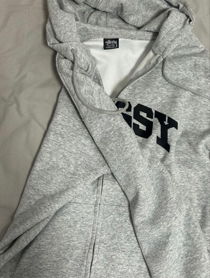 STÜSSY グレー ジップアップパーカー