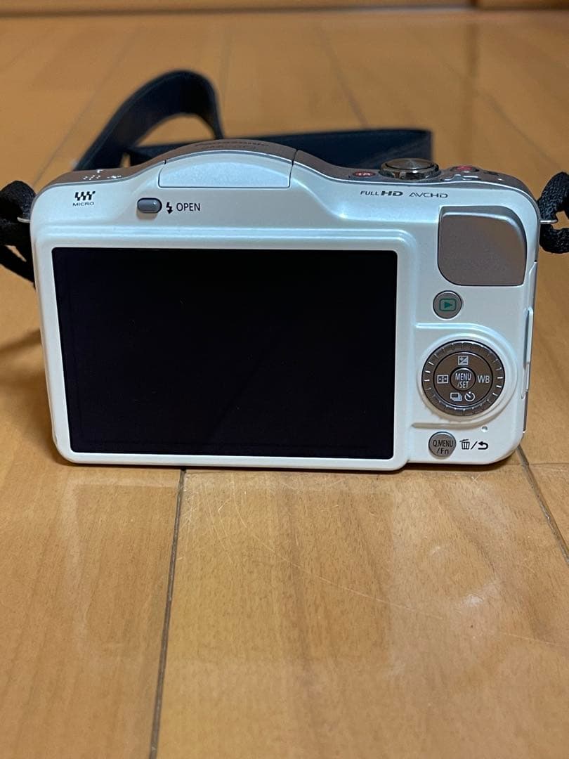 Panasonic DMC-GF3W-W ダブルレンズキット　レンズガード付