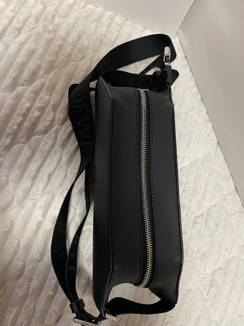 LOEWE ブラック ボディバッグ