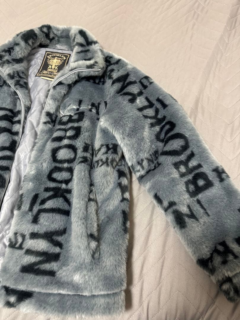 Karl Kani 総柄 ロゴ刺繍 ファーコート ボア L シルバーグレー