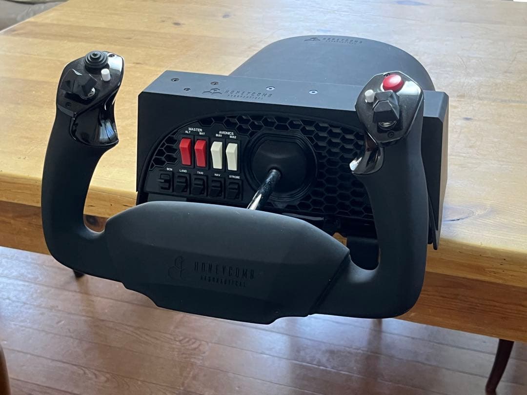 HONEYCOMB Alpha Flightヨーク & スイッチパネル