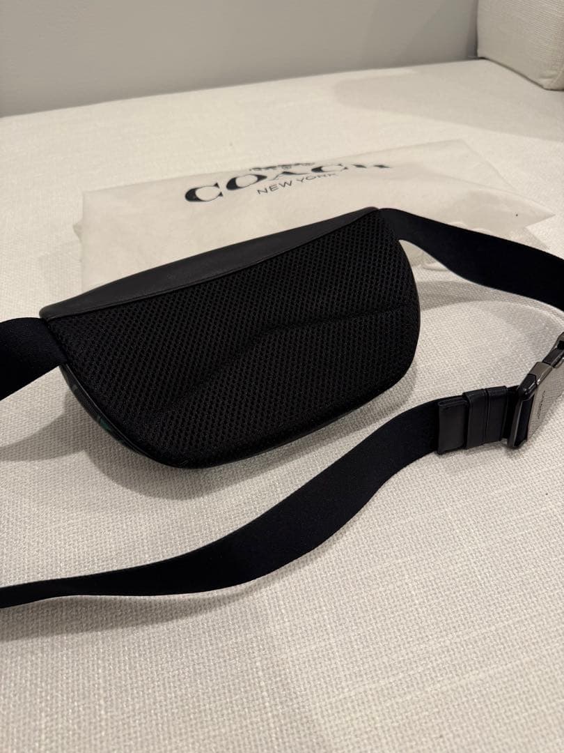 COACH ボディバッグ・ウエストポーチ ブラック・グレー・グリーン